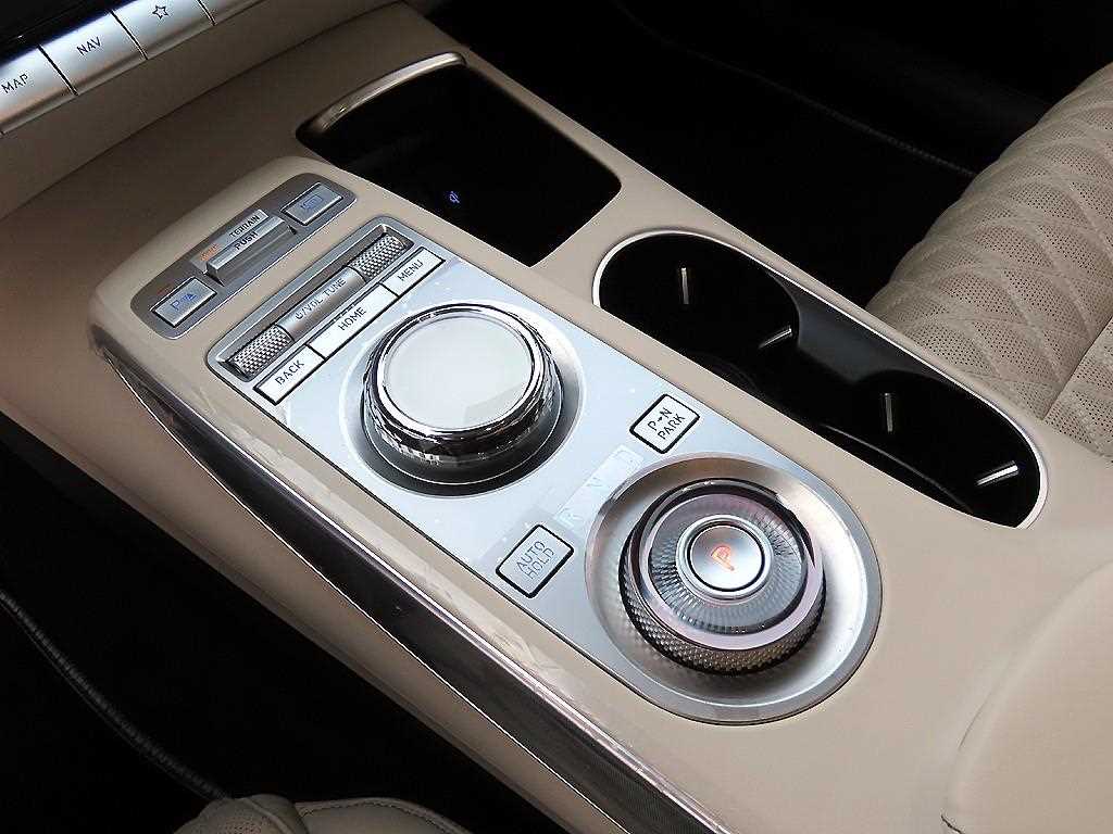 Genesis GV70 — photo 11