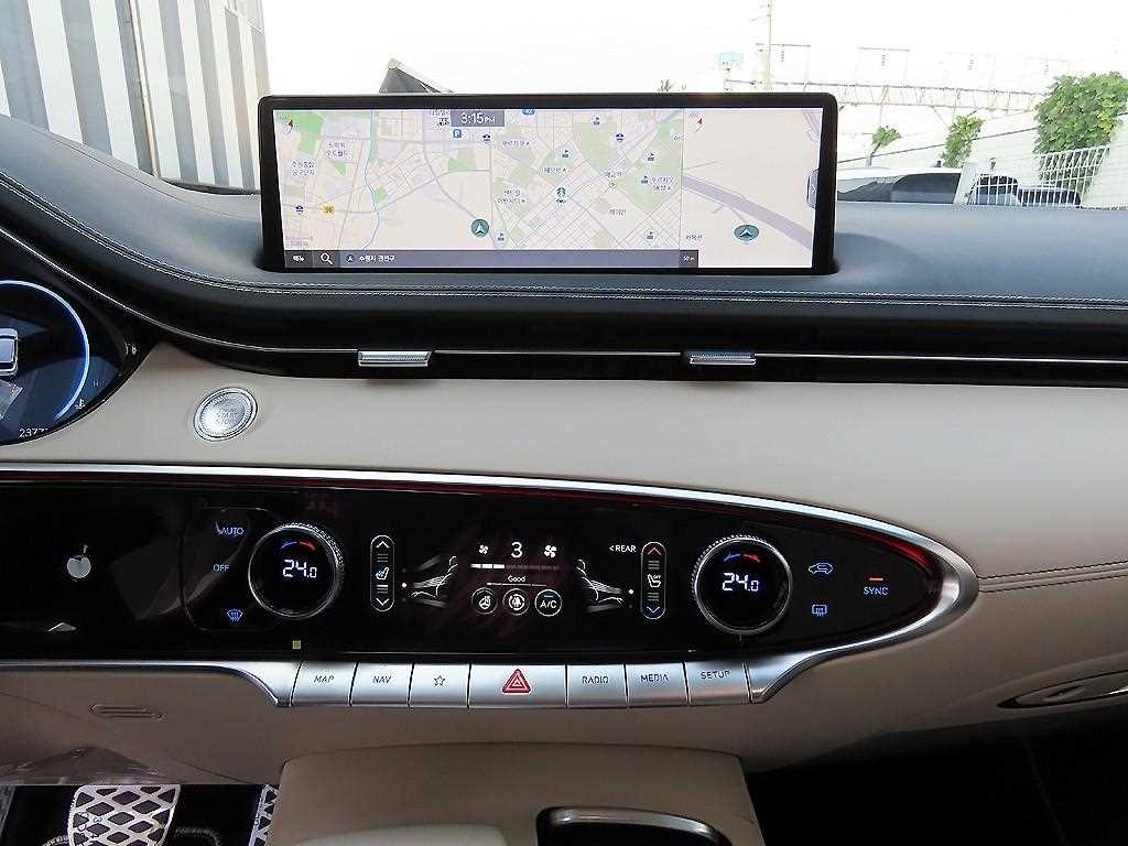 Genesis GV70 — photo 13