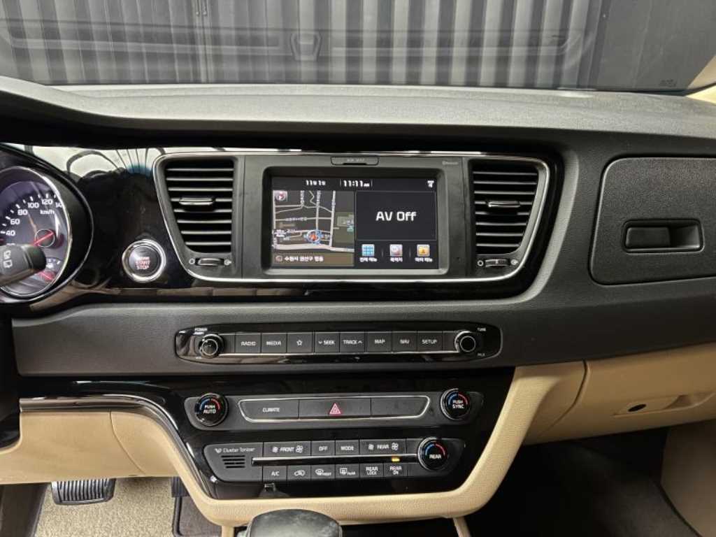 Kia Carnival — photo 11