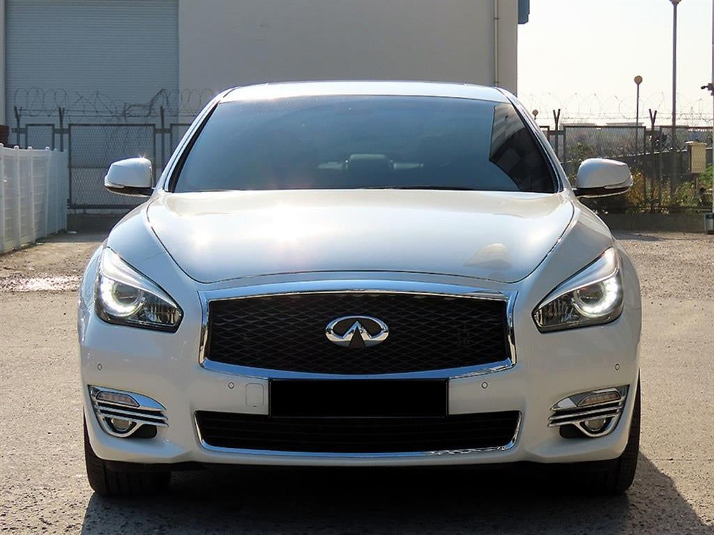 Infiniti Q70 — photo 01