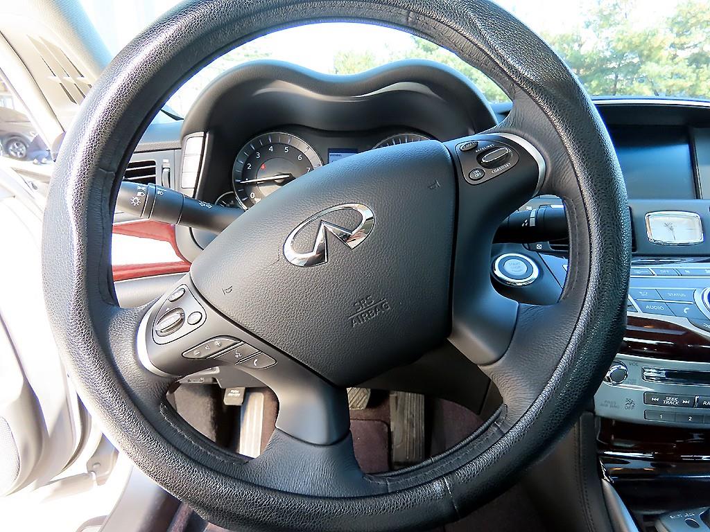 Infiniti Q70 — photo 08
