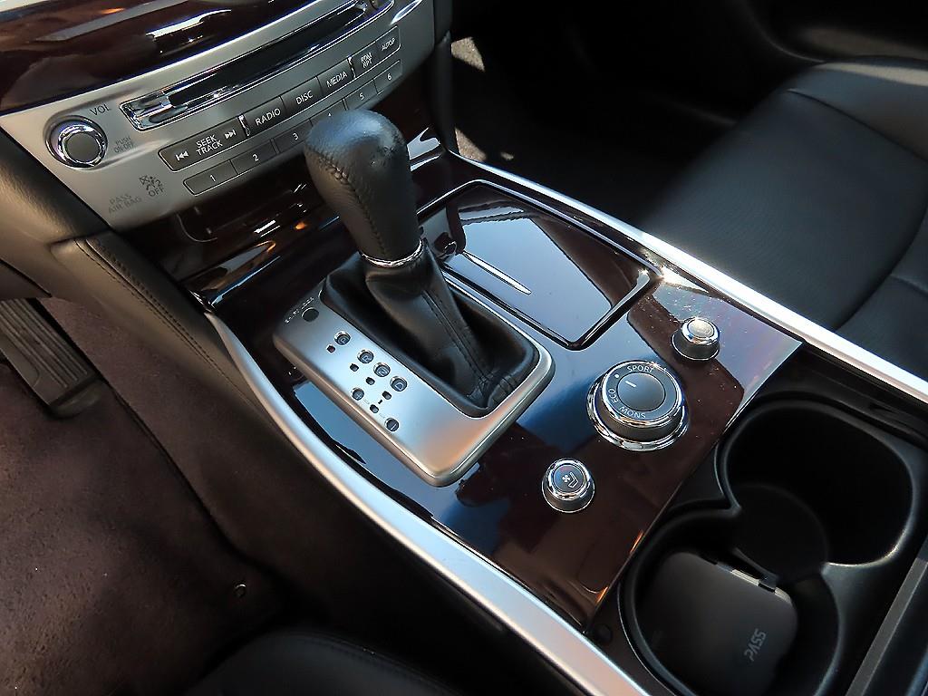 Infiniti Q70 — photo 10