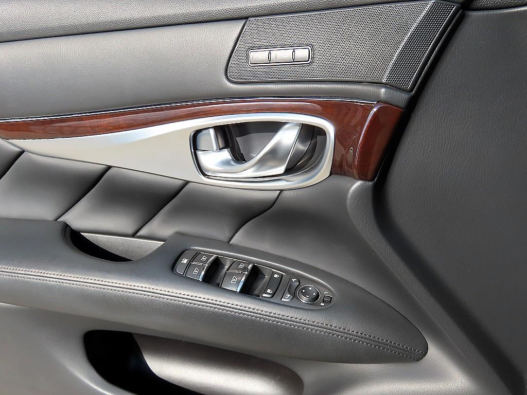 Infiniti Q70 — photo 11