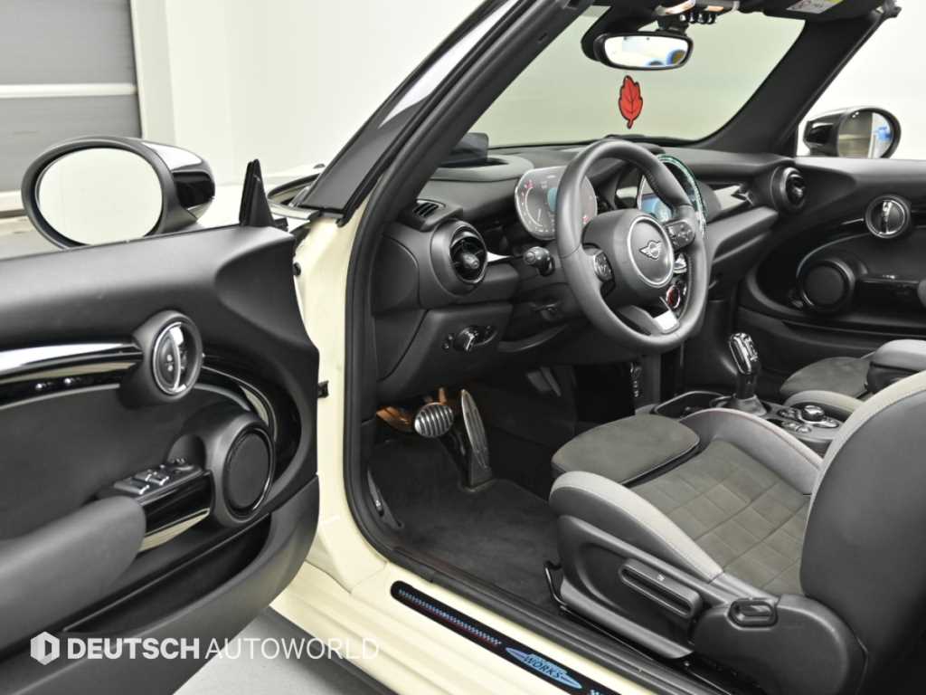 Mini Cooper Convertible — photo 11