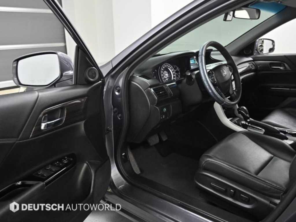Honda Accord — photo 11
