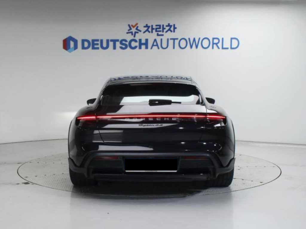 Porsche Taycan — photo 04