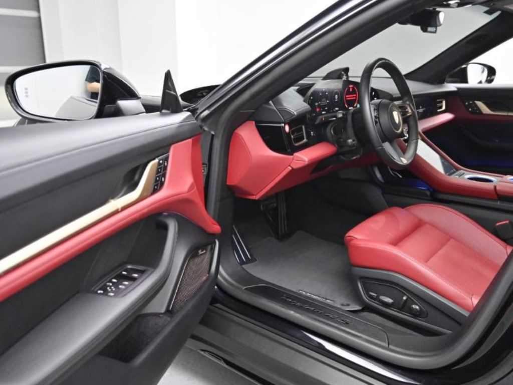 Porsche Taycan — photo 11