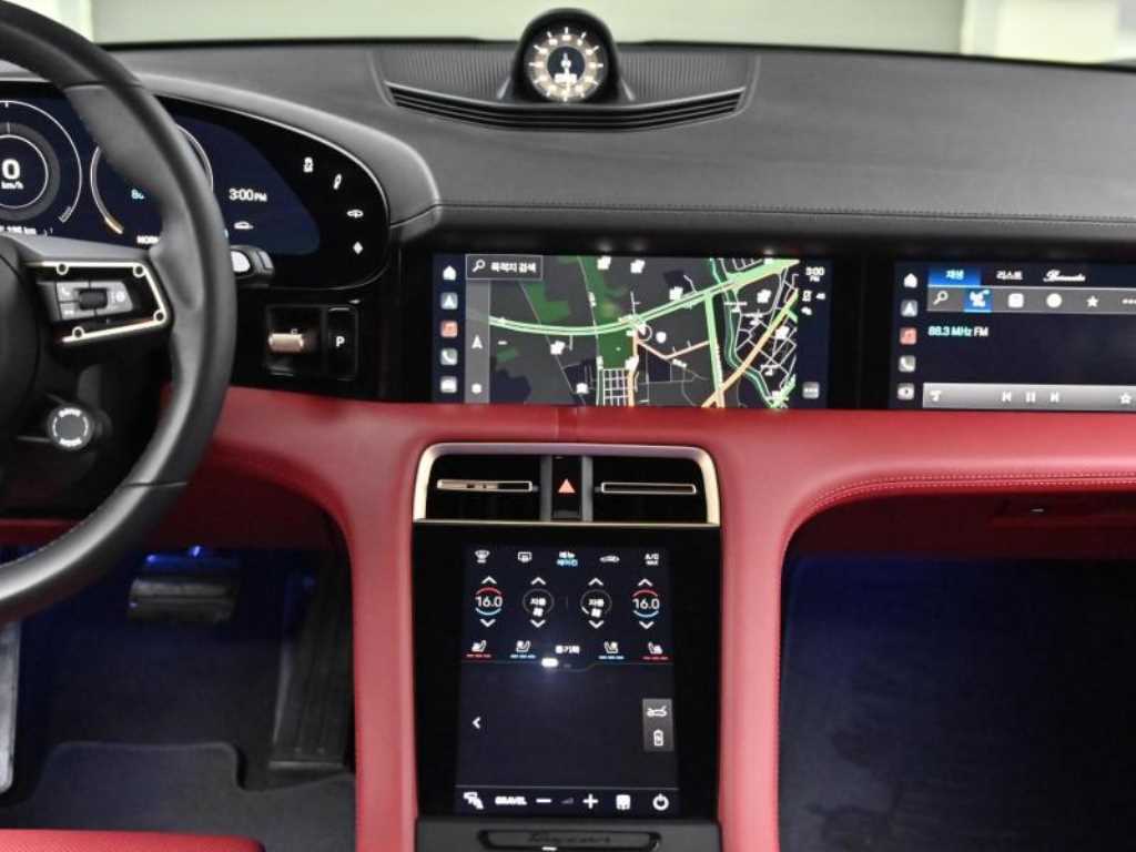 Porsche Taycan — photo 14