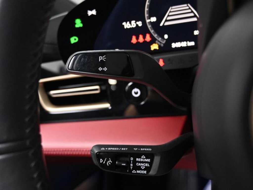 Porsche Taycan — photo 18
