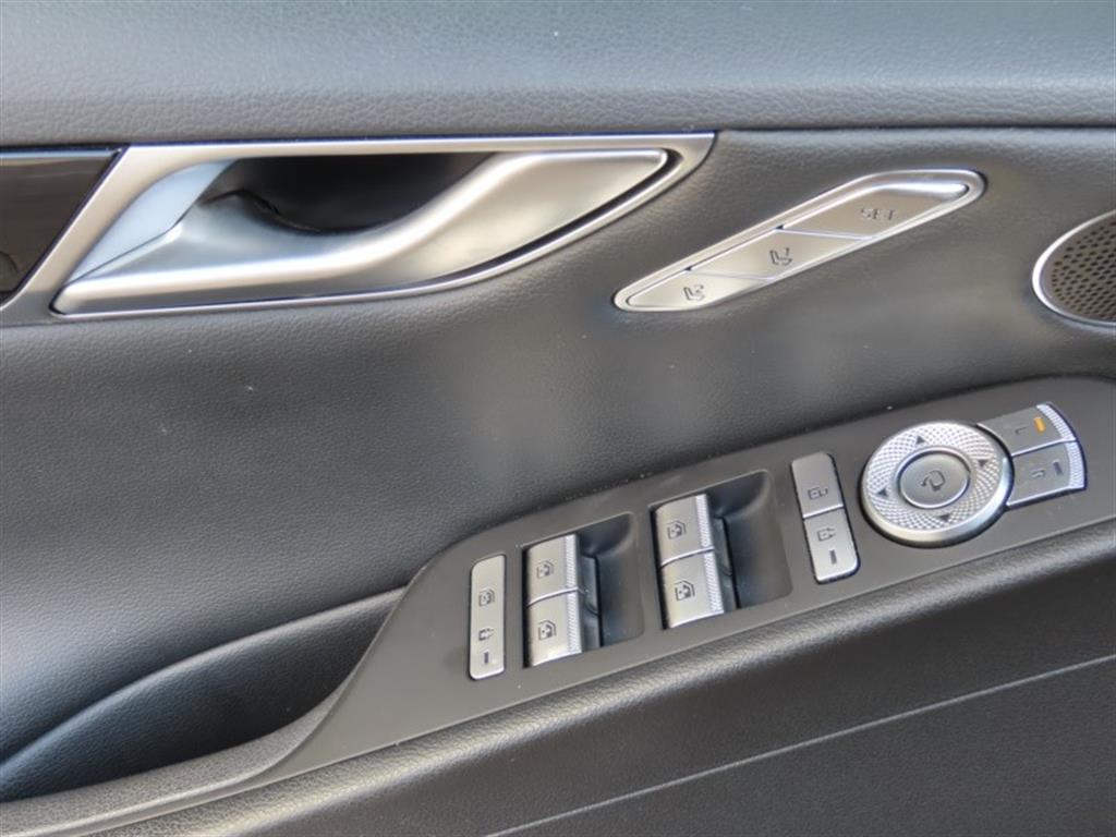 Genesis G80 — photo 12