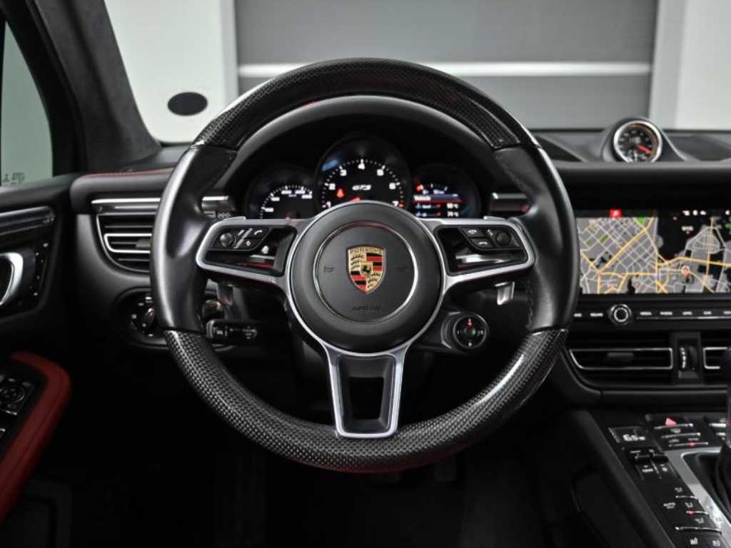 Porsche Macan — photo 13