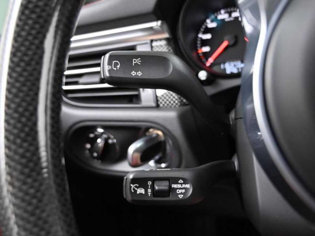 Porsche Macan — photo 17