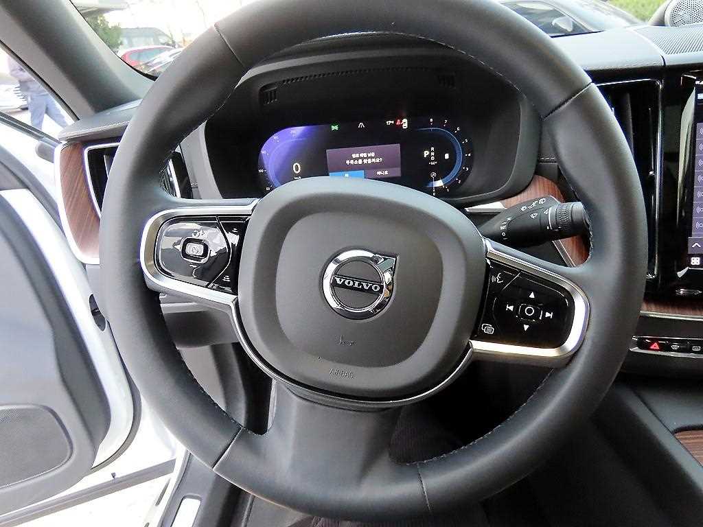 Volvo XC60 — photo 08