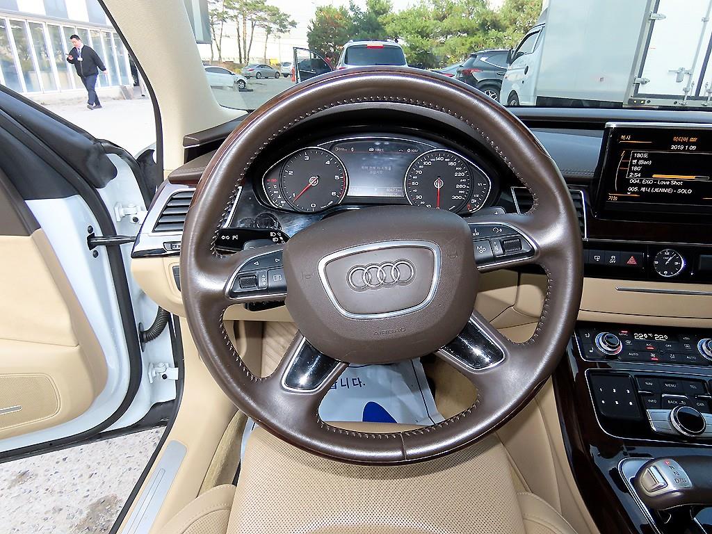 Audi A8 — photo 08