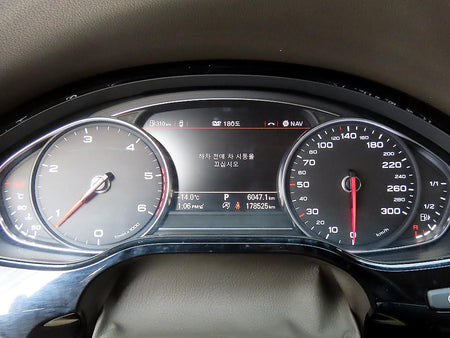Audi A8 — photo 09