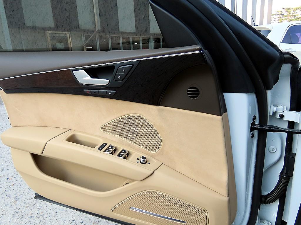 Audi A8 — photo 12