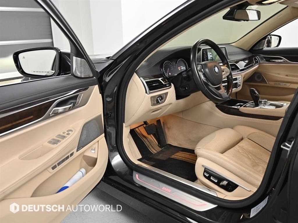 BMW 7-Series — photo 11