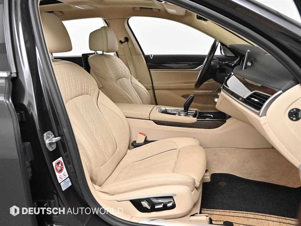 BMW 7-Series — photo 12