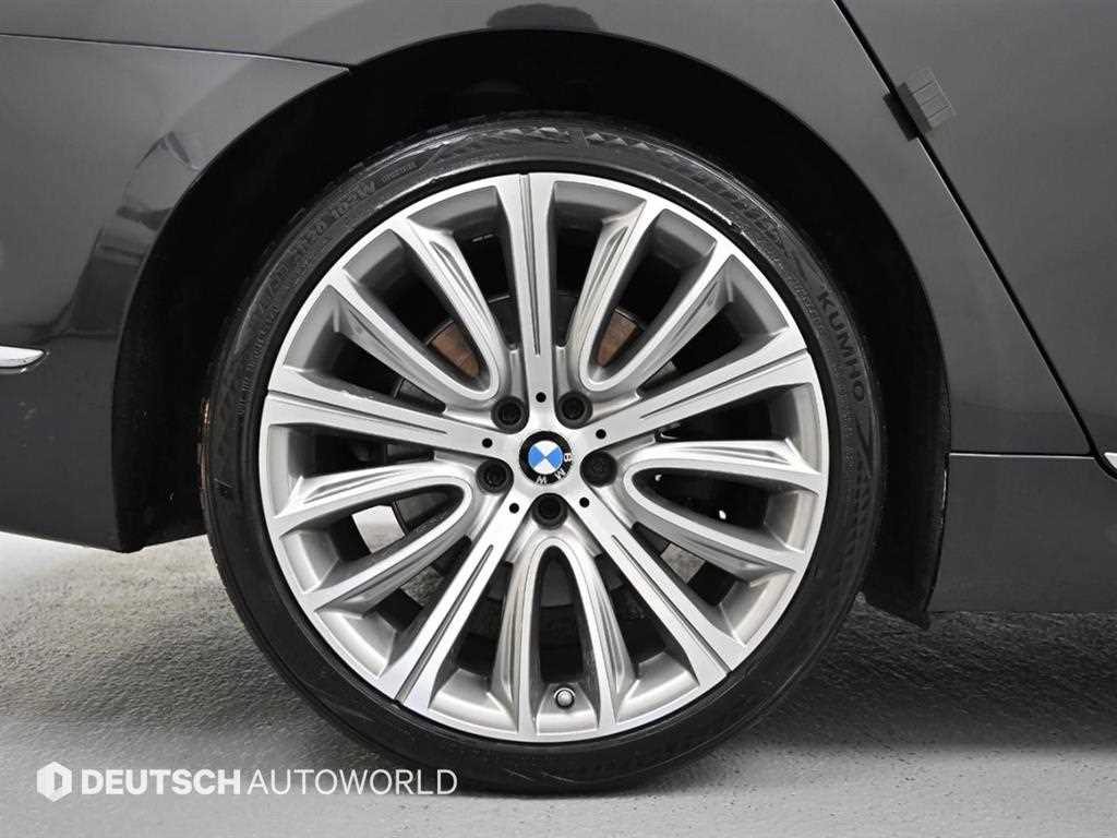 BMW 7-Series — photo 20