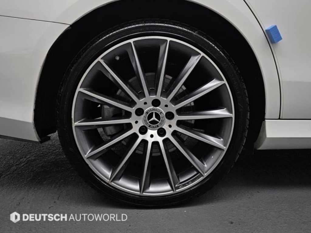Mercedes-Benz E-Class — photo 05