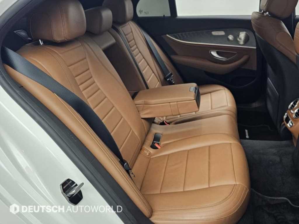 Mercedes-Benz E-Class — photo 12