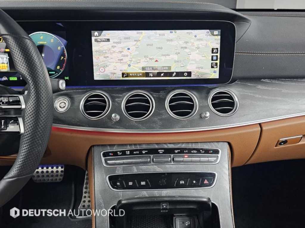 Mercedes-Benz E-Class — photo 14