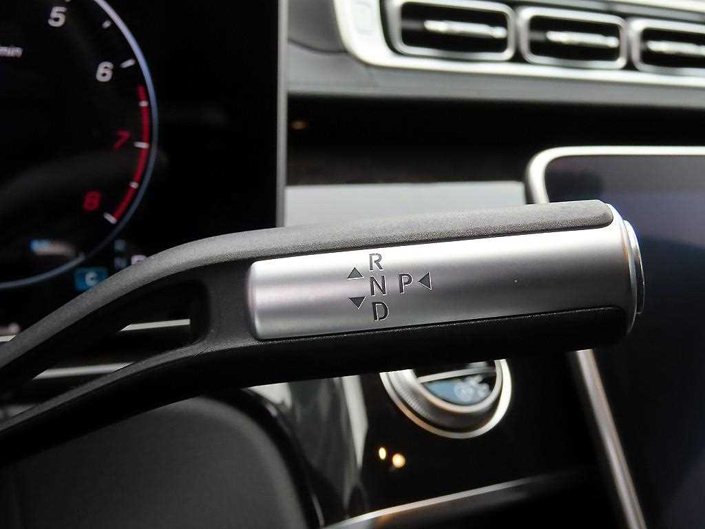 Mercedes-Benz S-Class — photo 11