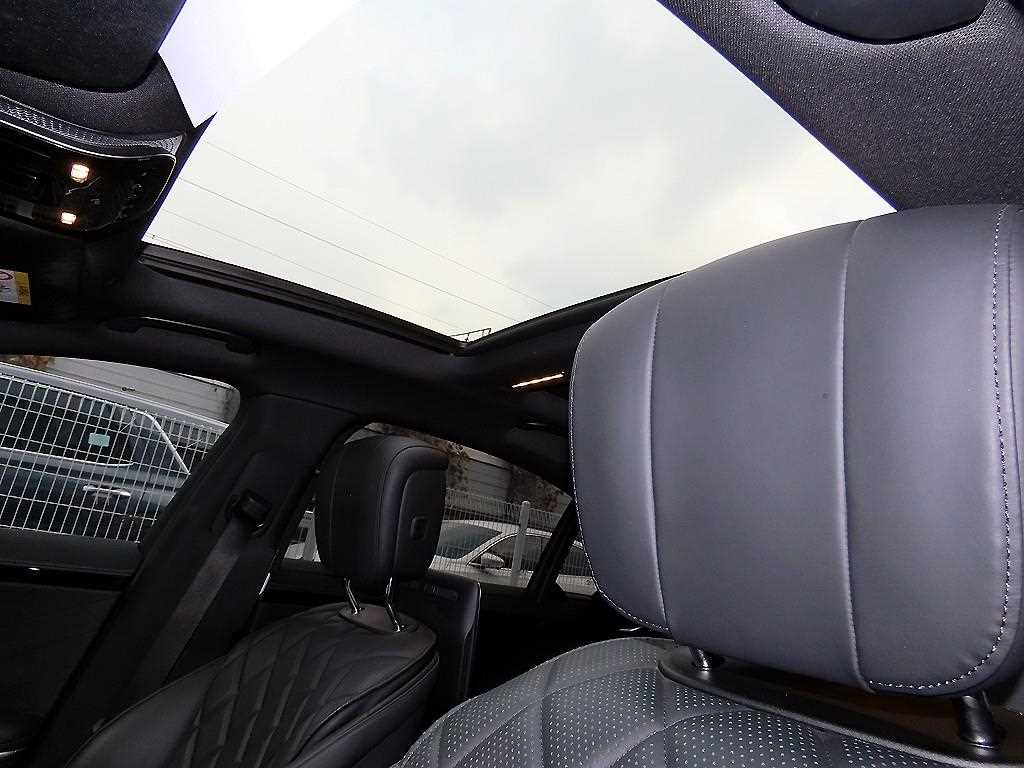 Mercedes-Benz S-Class — photo 16