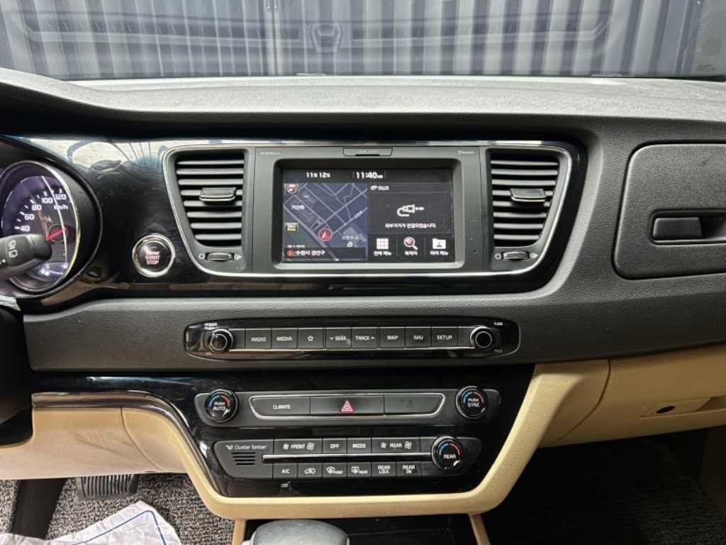 Kia Carnival — photo 10
