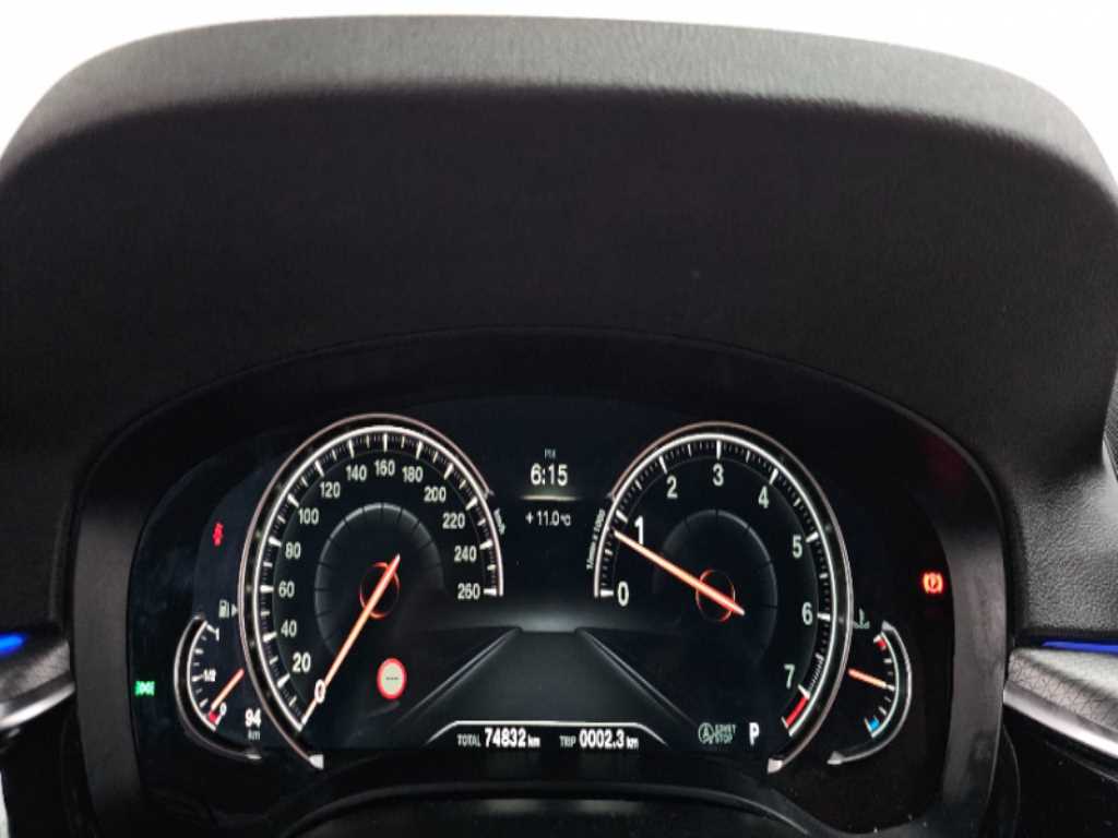 BMW 5-Series — photo 08