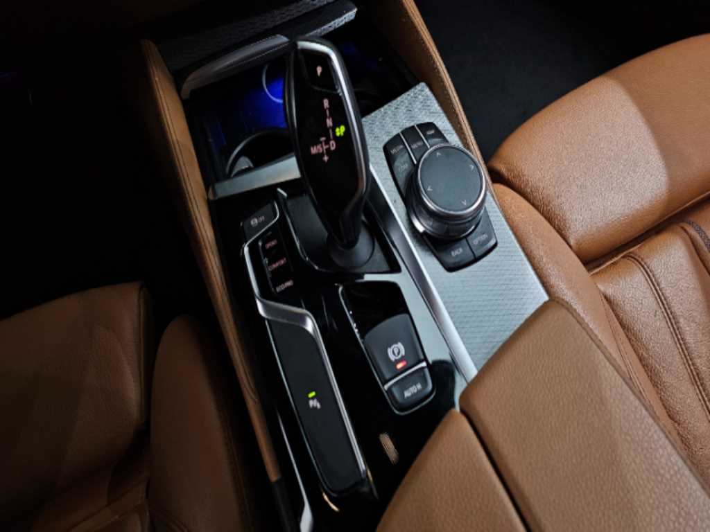 BMW 5-Series — photo 09