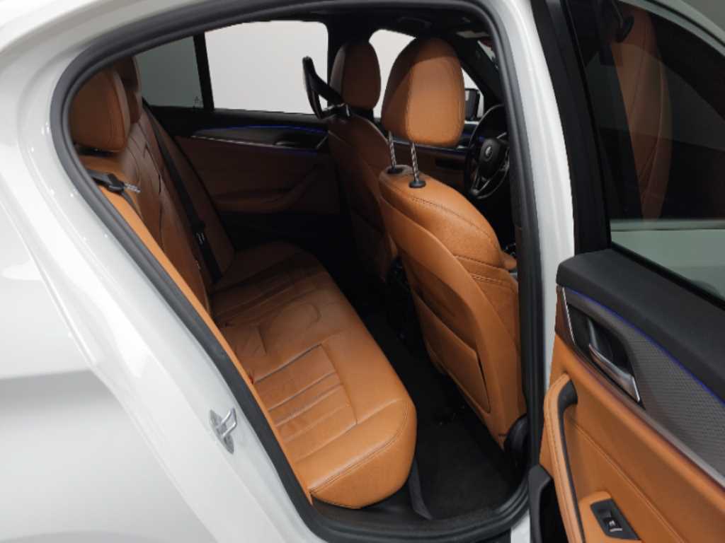 BMW 5-Series — photo 12