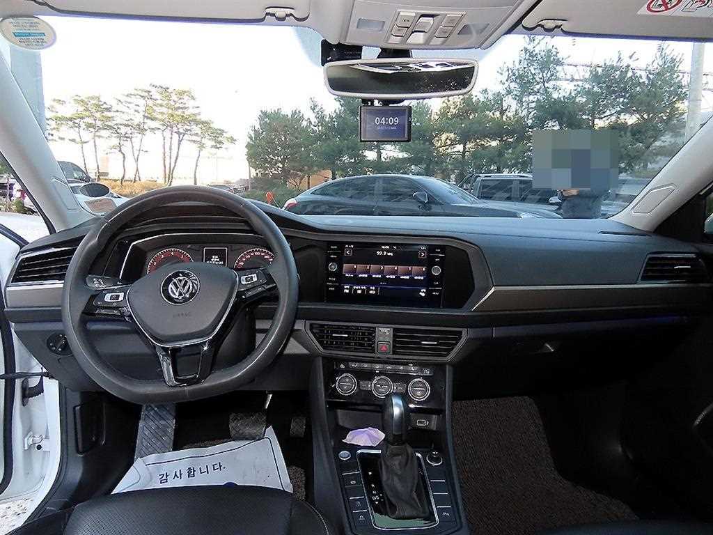 Volkswagen Jetta — photo 07