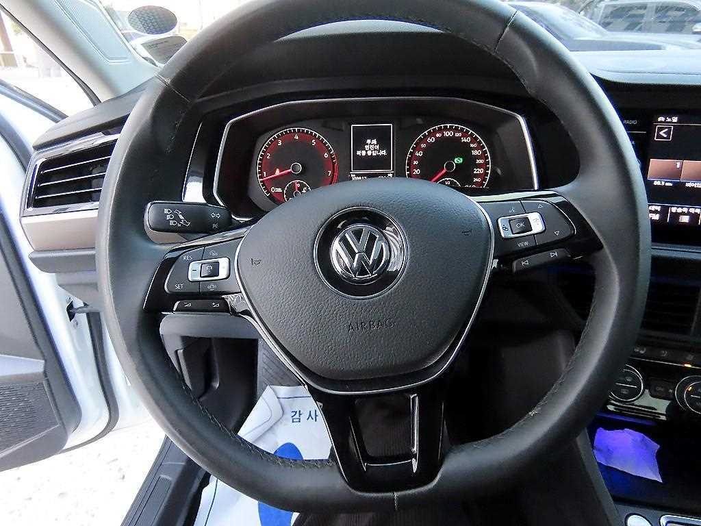 Volkswagen Jetta — photo 08