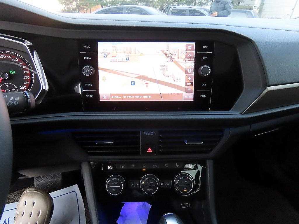 Volkswagen Jetta — photo 12