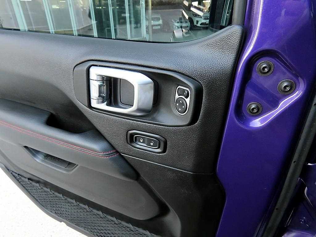 Jeep Wrangler — photo 11