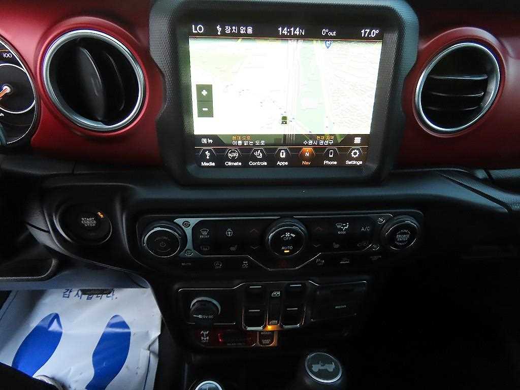 Jeep Wrangler — photo 13