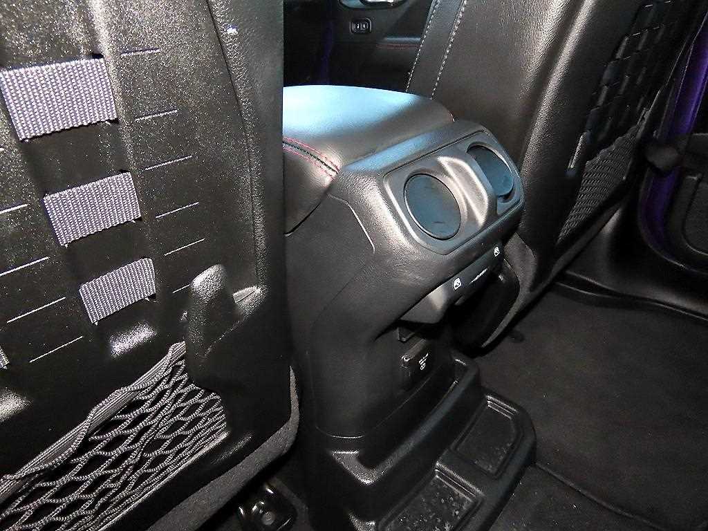 Jeep Wrangler — photo 17