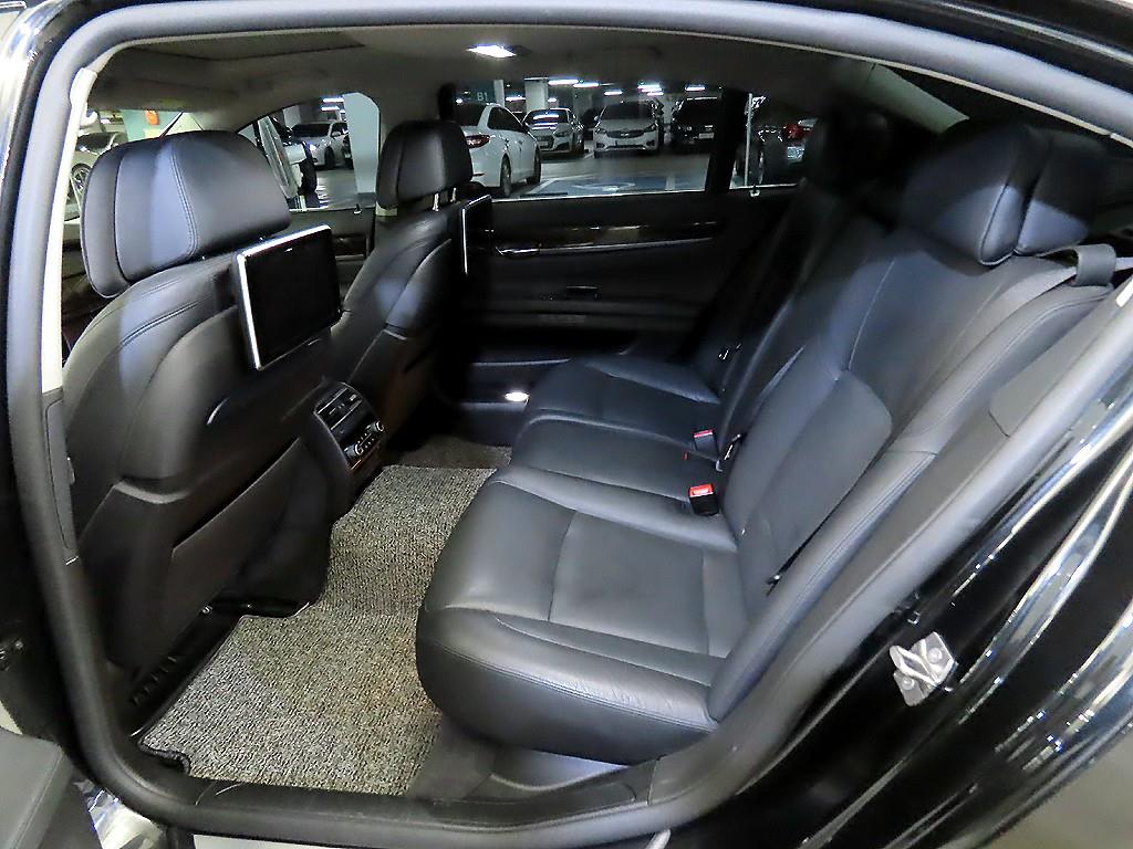 BMW 7-Series — photo 07