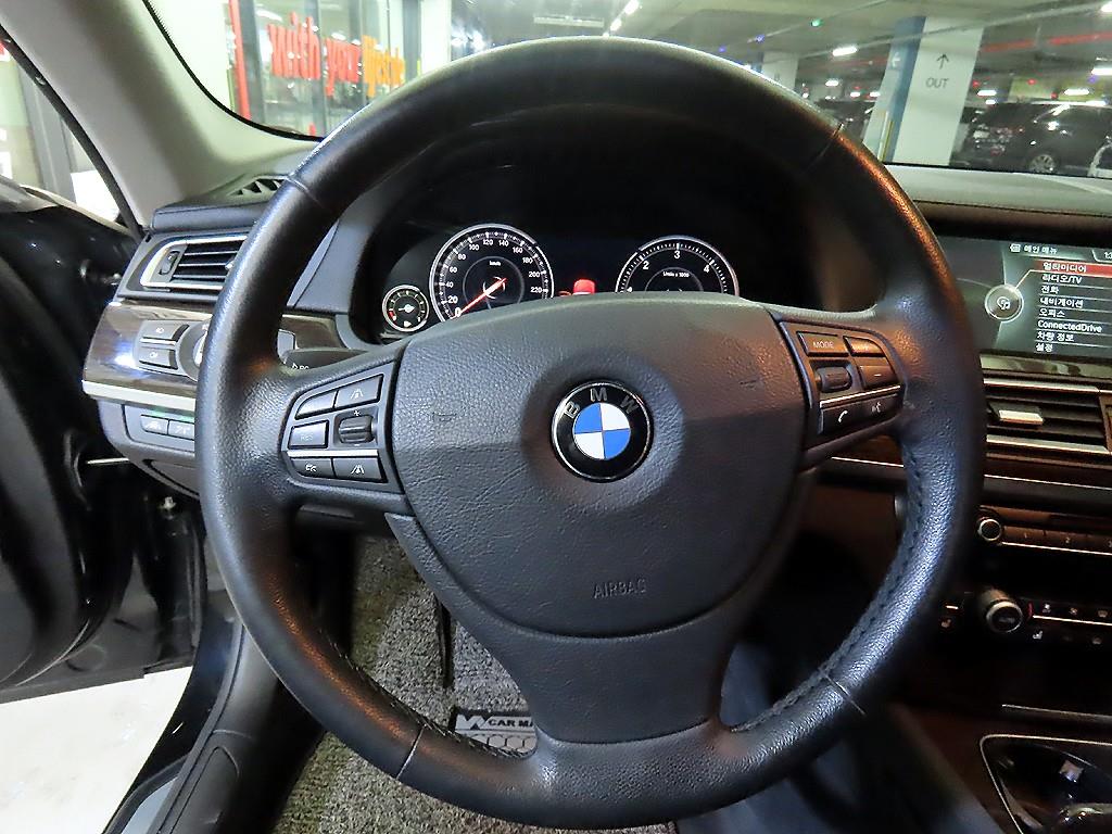 BMW 7-Series — photo 08