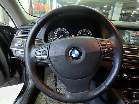 BMW 7-Series — photo 08