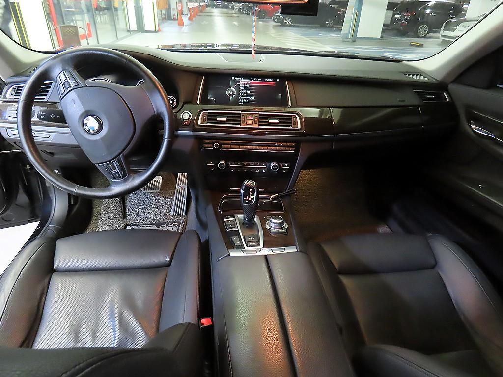 BMW 7-Series — photo 10