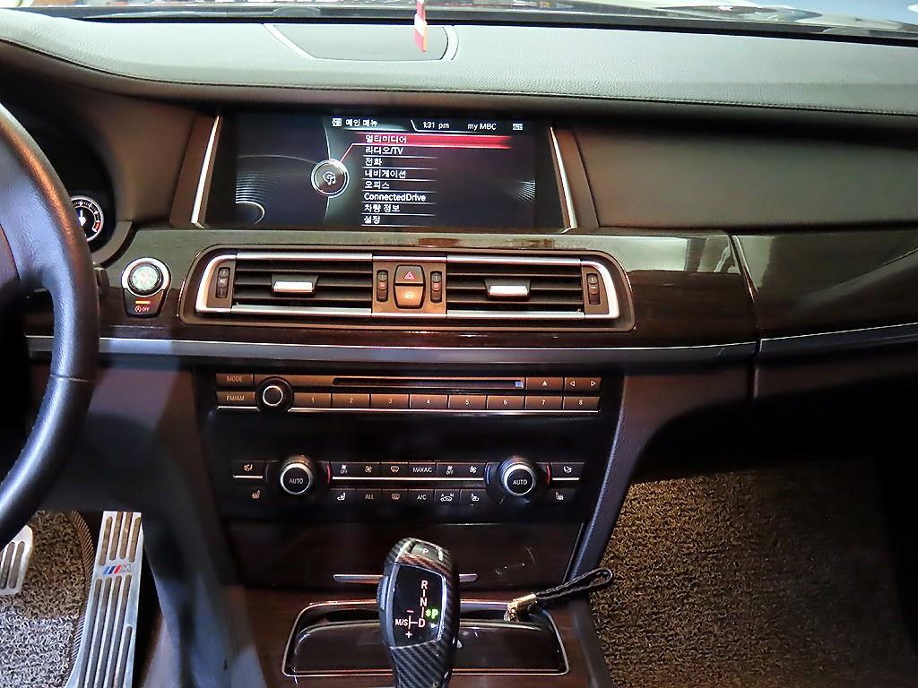 BMW 7-Series — photo 11