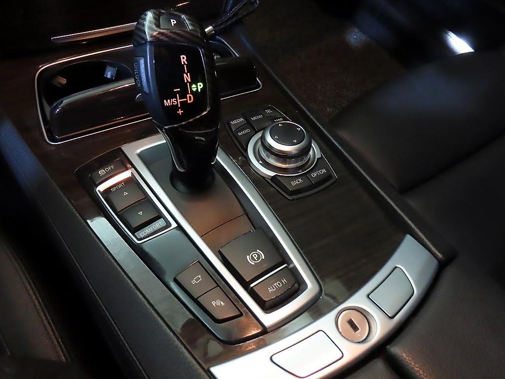BMW 7-Series — photo 12