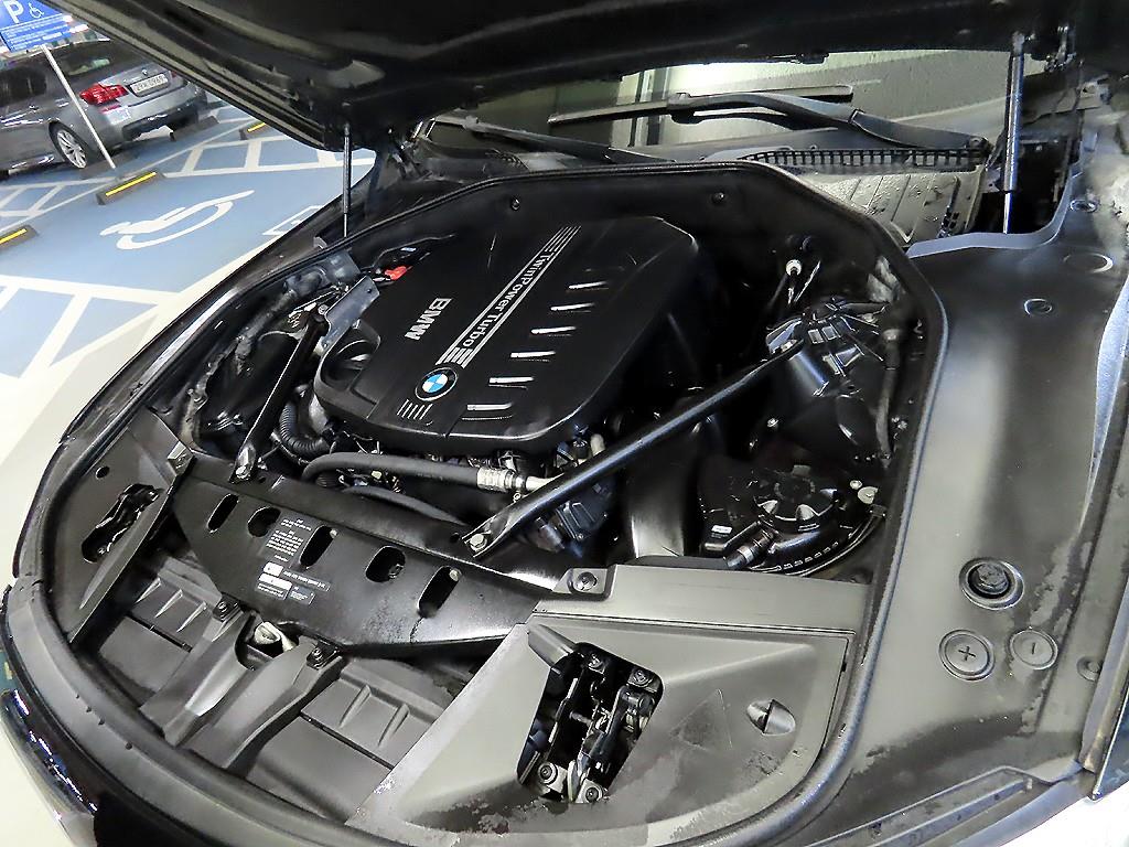 BMW 7-Series — photo 19