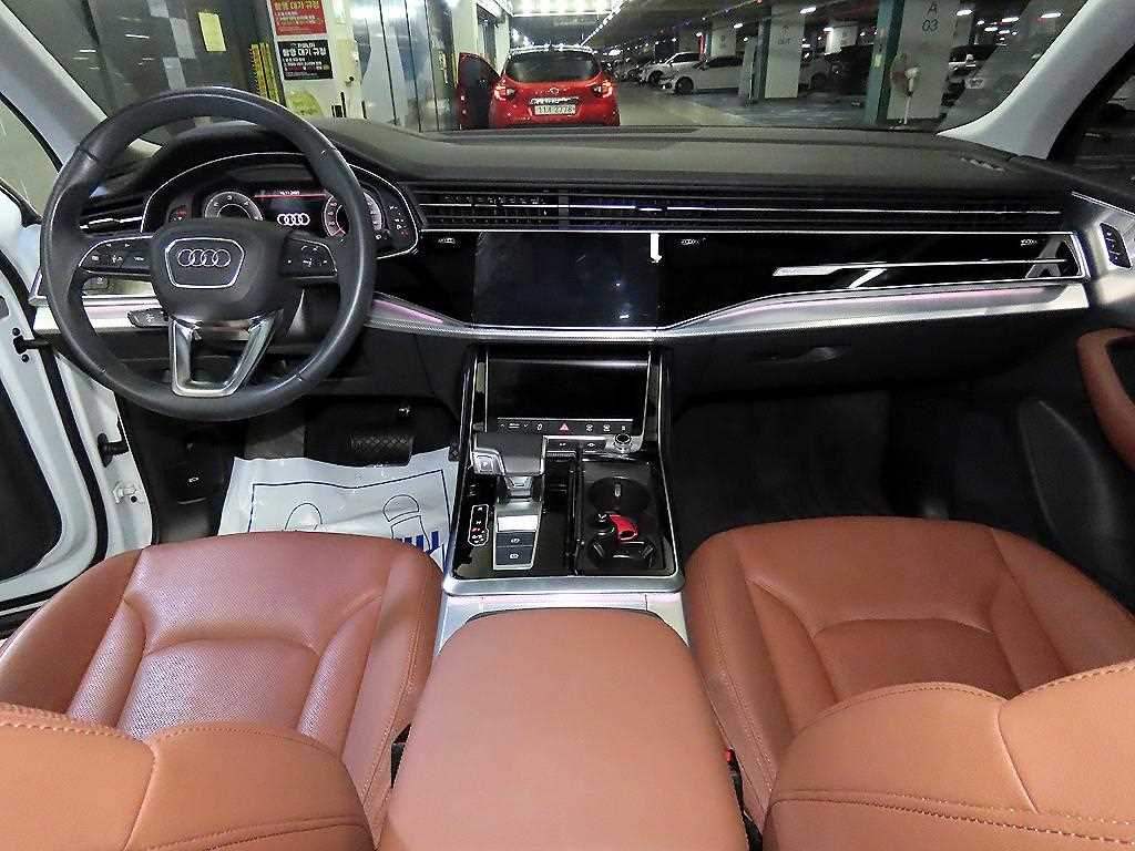 Audi Q7 — photo 10