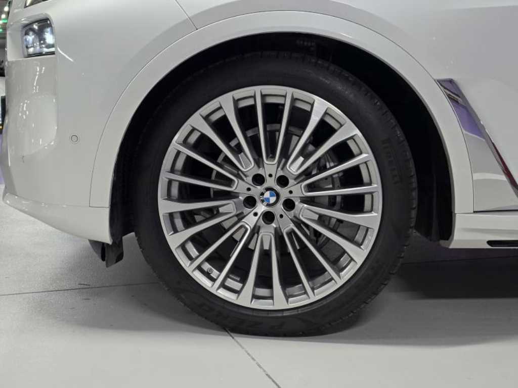 BMW X7 — photo 06
