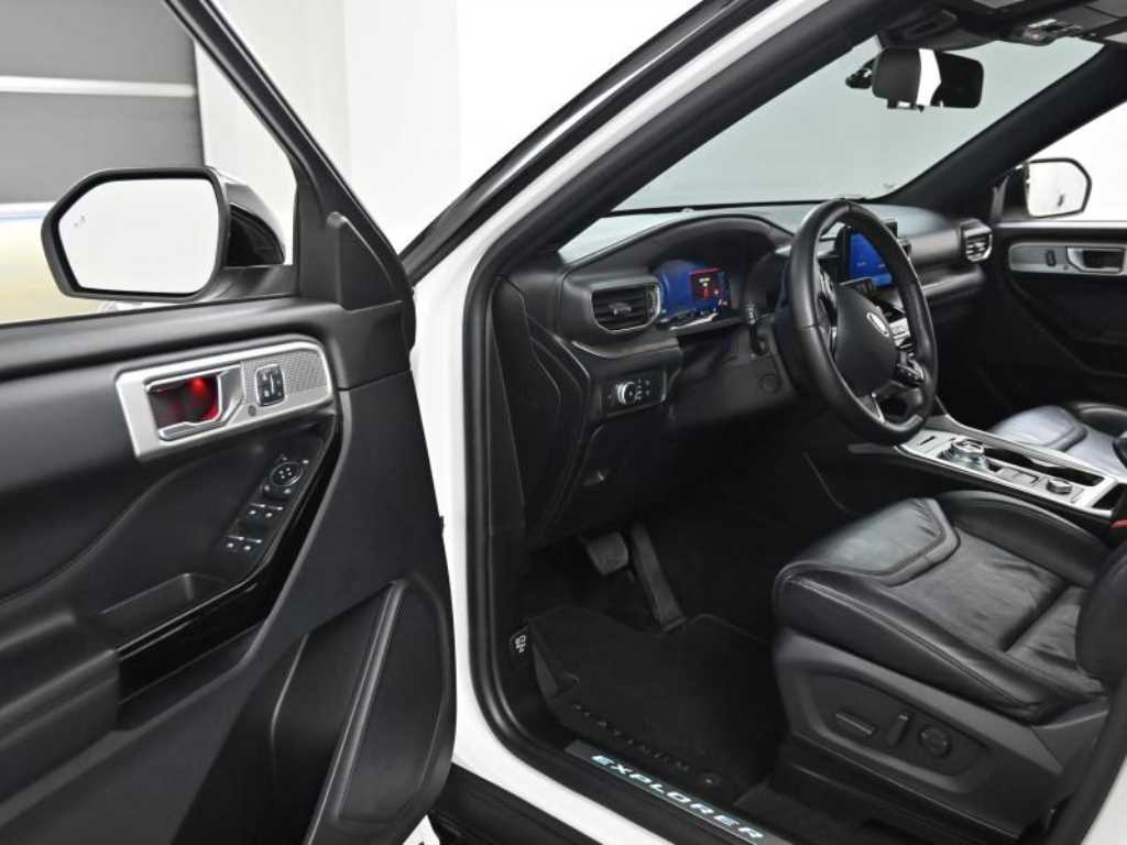 Ford Explorer — photo 11