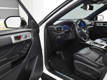 Ford Explorer — photo 11