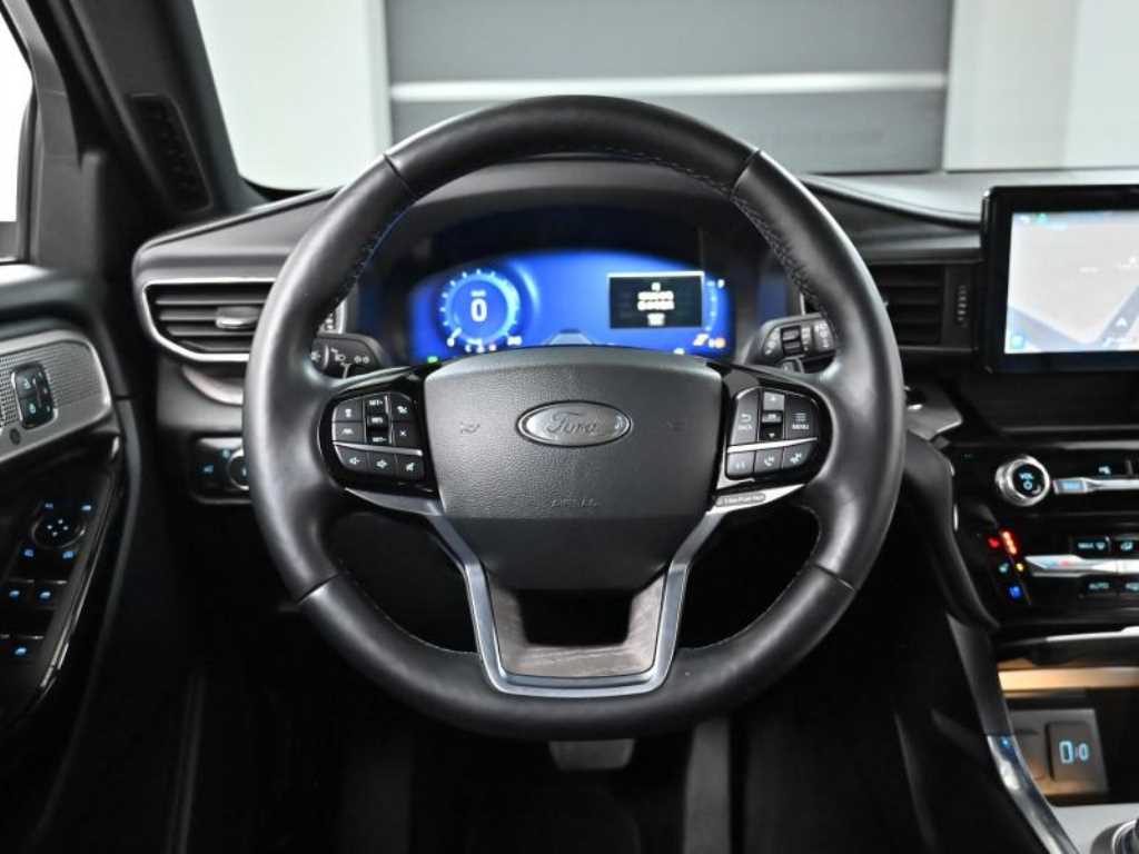 Ford Explorer — photo 13